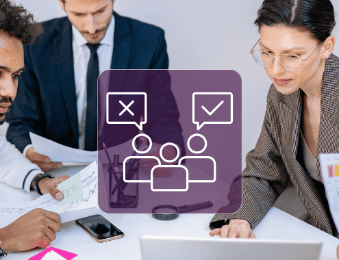 Un gruppo di responsabili aziendali discute la migliore architettura per il sito web aziendale