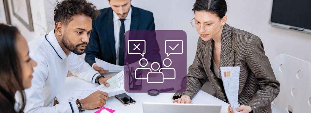 Un gruppo di responsabili aziendali discute la migliore architettura per il sito web aziendale