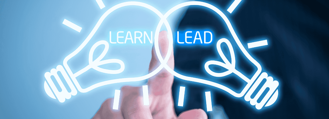 Ottimizzazione dei costi di acquisizione B2B: lo studio del sistema ottimizza il CAC, rappresentato dalla parola lead e dalla parola learn che si uniscono dentro delle lampadine.