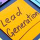 La lead generation è scritta su un foglio giallo evidenziandone l'importanza